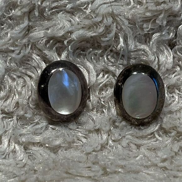 925‎ Sterling Silver Mother of Pearl Oval Stud Earrings Secure Backings - Picture 9 of 9
